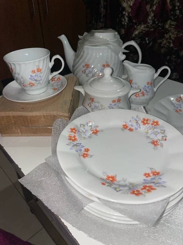 24 piece tea set. 5