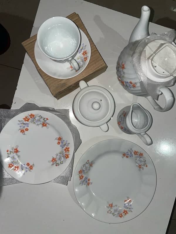 24 piece tea set. 6