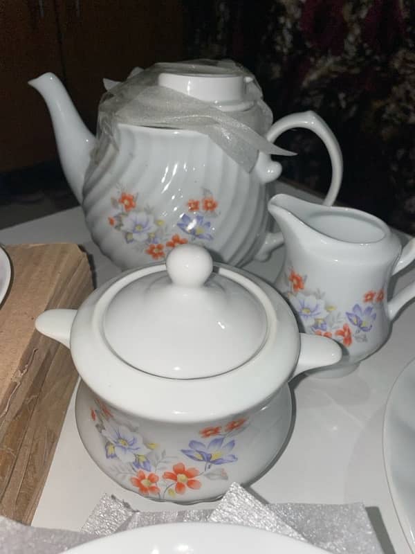 24 piece tea set. 7