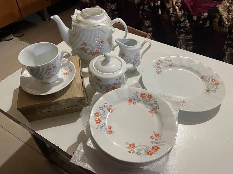 24 piece tea set. 10