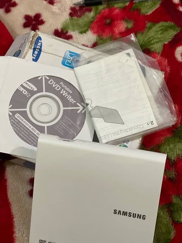 Samsung Slim Portable DVD Writer 4