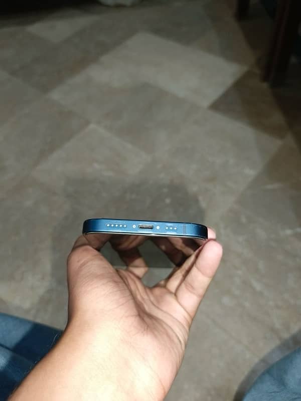 IPHONE 12 10/10 with Charger 7