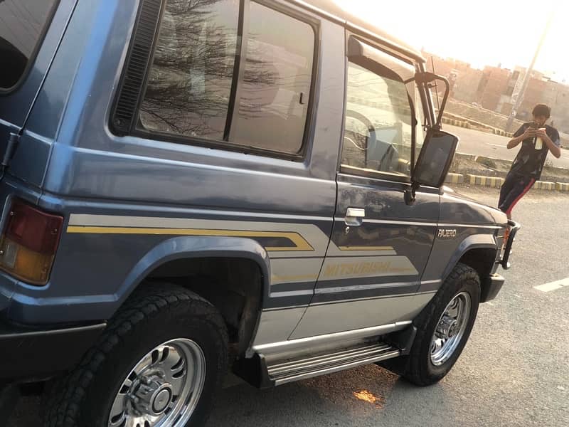 Mitsubishi Pajero 1990 5