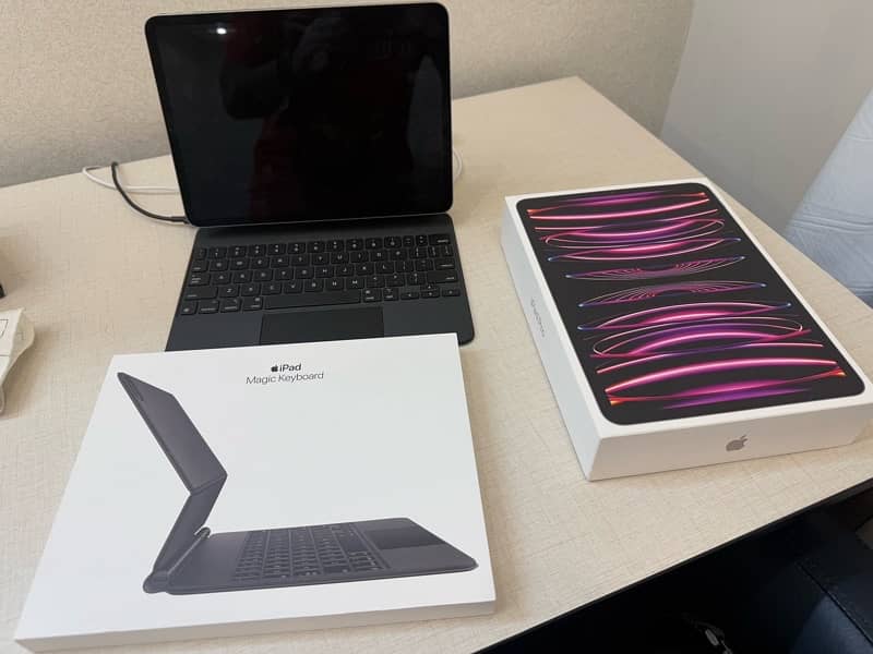 Apple Ipad Pro M2 with Magic Keyboard 3