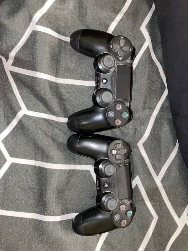 ps4 slim with box  + 2 original controllers 2