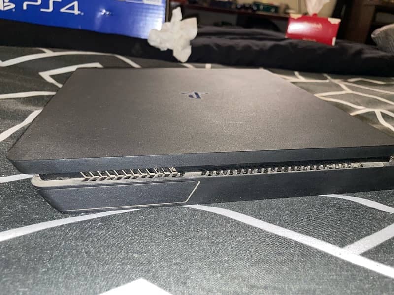 ps4 slim with box  + 2 original controllers 4