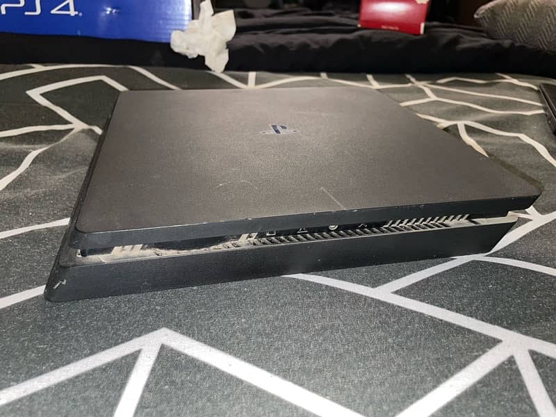 ps4 slim with box  + 2 original controllers 5