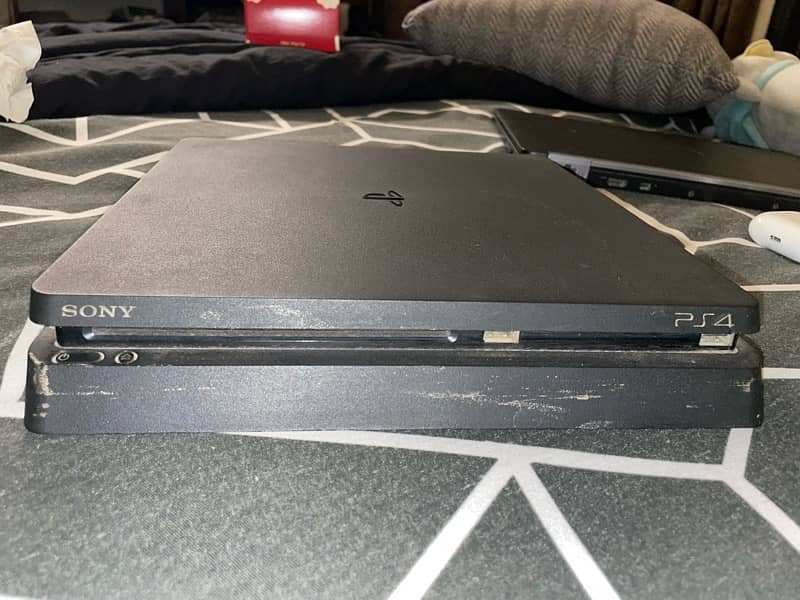 ps4 slim with box  + 2 original controllers 6