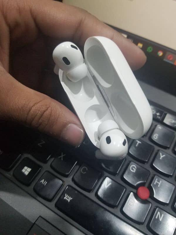 Apple Airpods pro ( 2nd generation) 4