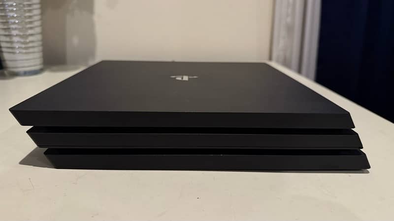 PlayStation 4 Pro 1 TB 4