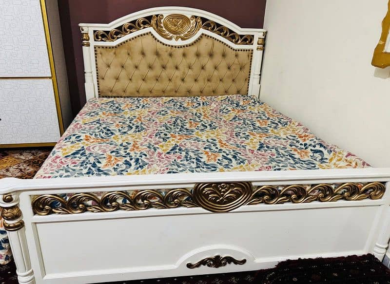 bed with complete furniture set 0