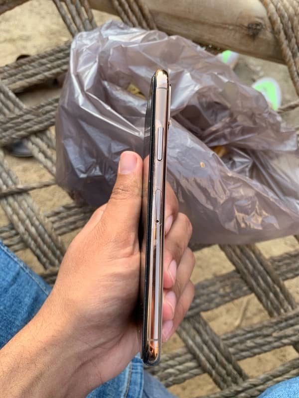 I phone XS Golden Colour 5