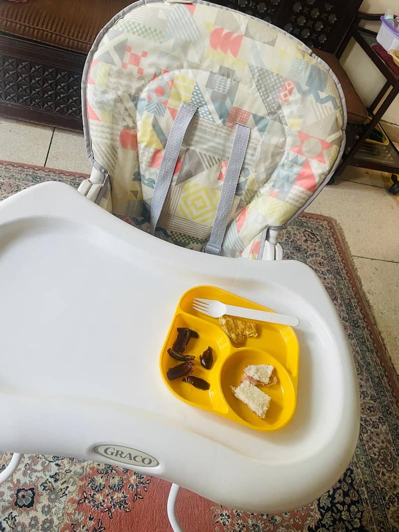 Zubaida's Graco Snack N' Stow High Chair - Splodge 2