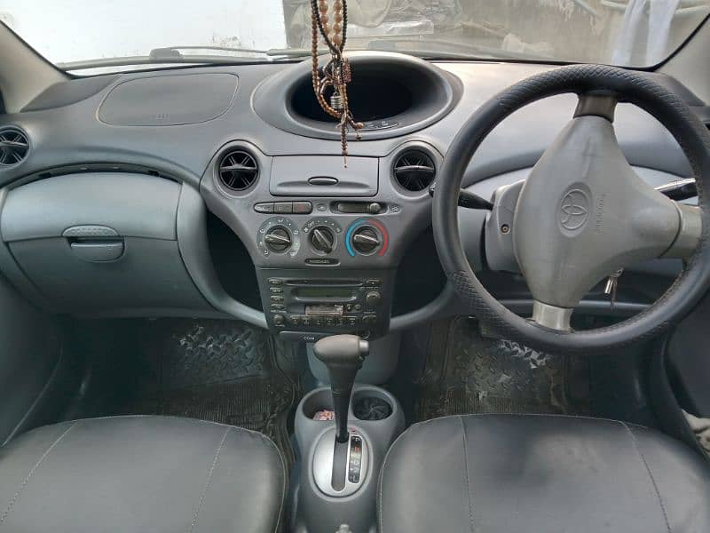 Toyota Vitz 99/2013 10