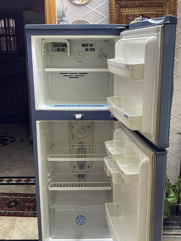 LG refrigerator (no frost) is for sale 2