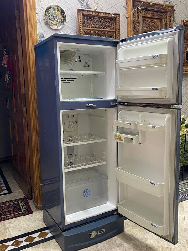 LG refrigerator (no frost) is for sale 3