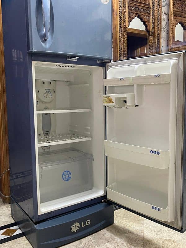 LG refrigerator (no frost) is for sale 4