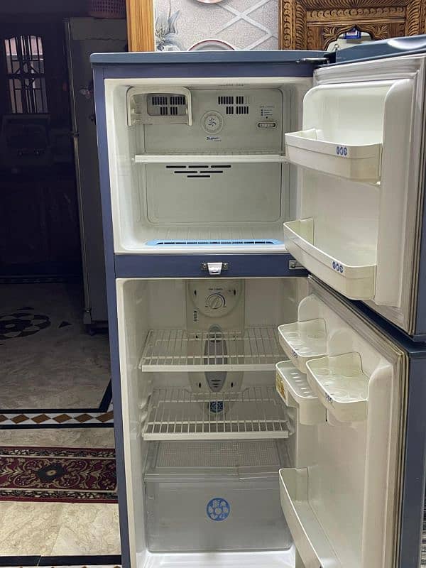 LG refrigerator (no frost) is for sale 5