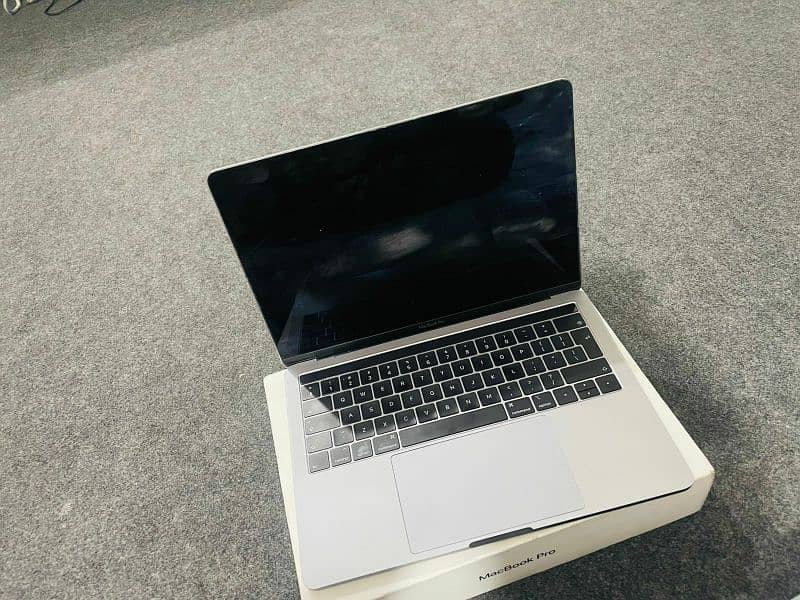 Apple MacBook Pro 13-inch,2019, 8Gb/256Gb 1st read note in description 7