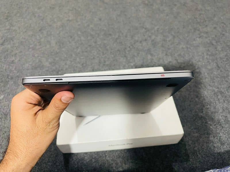 Apple MacBook Pro 13-inch,2019, 8Gb/256Gb 1st read note in description 8