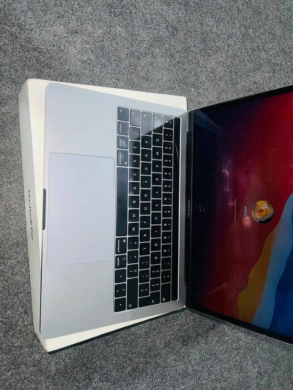 Apple MacBook Pro 13-inch,2019, 8Gb/256Gb 1st read note in description 12