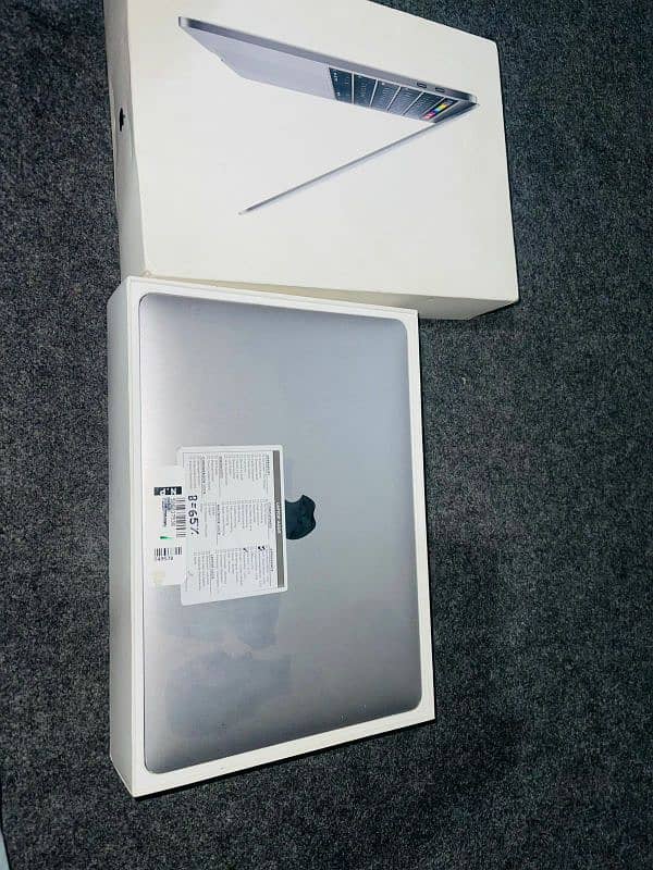 Apple MacBook Pro 13-inch,2019, 8Gb/256Gb 1st read note in description 13