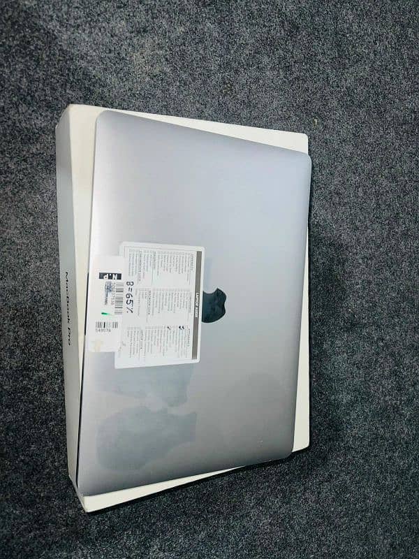 Apple MacBook Pro 13-inch,2019, 8Gb/256Gb 1st read note in description 15