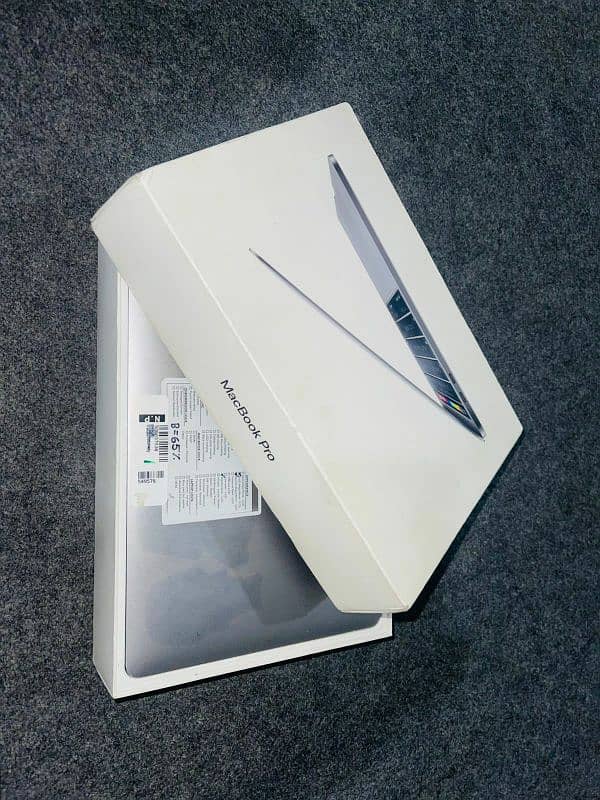 Apple MacBook Pro 13-inch,2019, 8Gb/256Gb 1st read note in description 16