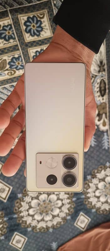 infinix note 40 for sale. golden color. 256 gb 1