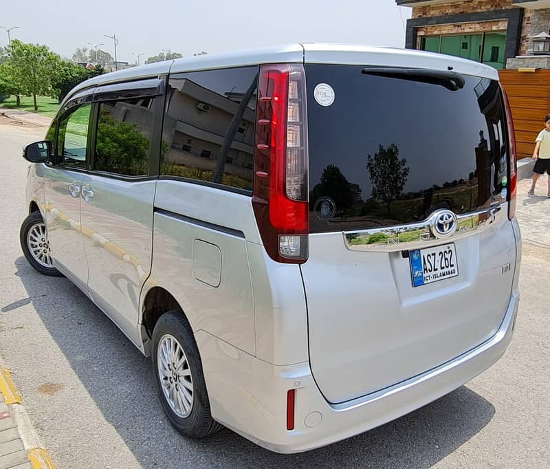 Toyota Noah 2016 1