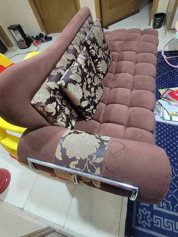 Dewan Sofa with 2 cushions 2