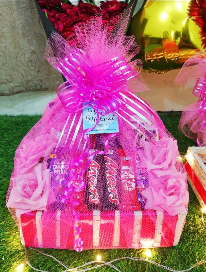 Valentines day Gift Basket Bouquet flowers chocolates 03269413521 9