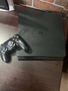 ps4 slim good condition with one cd free