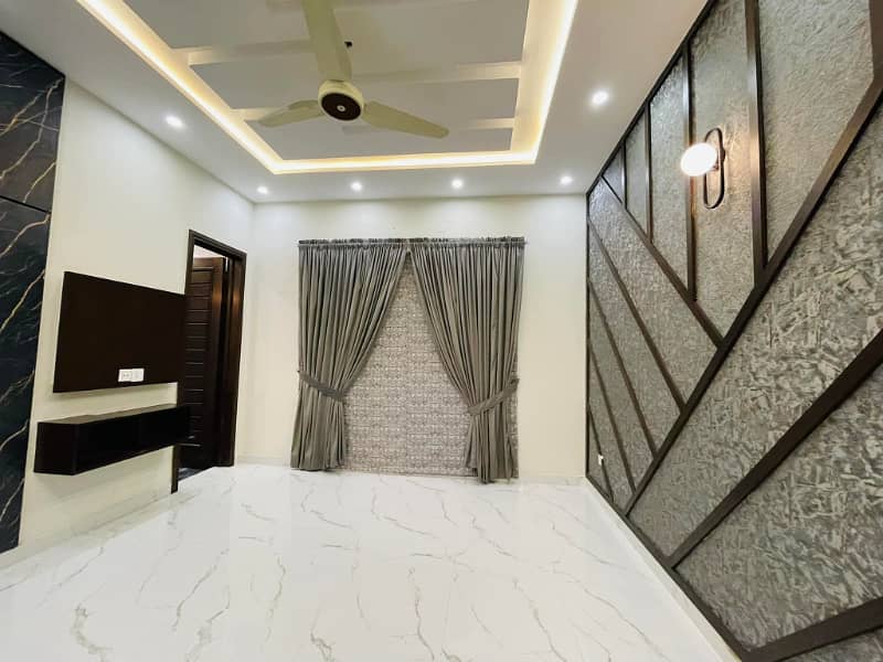 10 Marla luxury upper Portion for small Family required 6