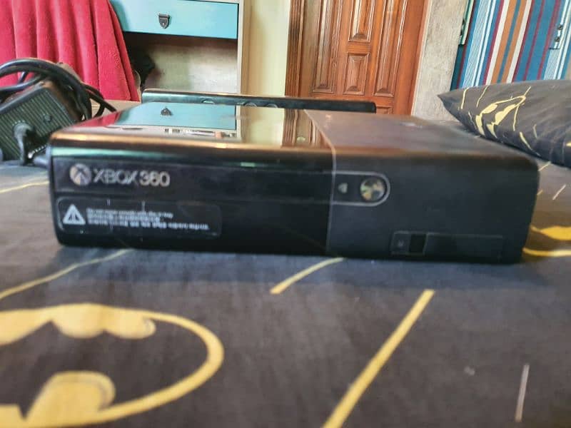 Xbox 360 E-Ultra Slim with 2 original controllers and kinect 1