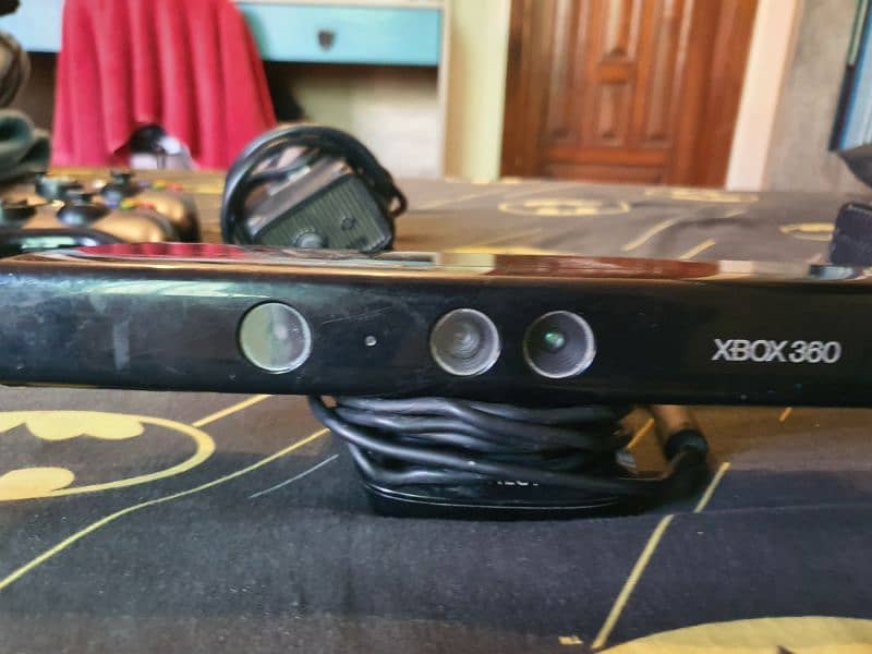 Xbox 360 E-Ultra Slim with 2 original controllers and kinect 4