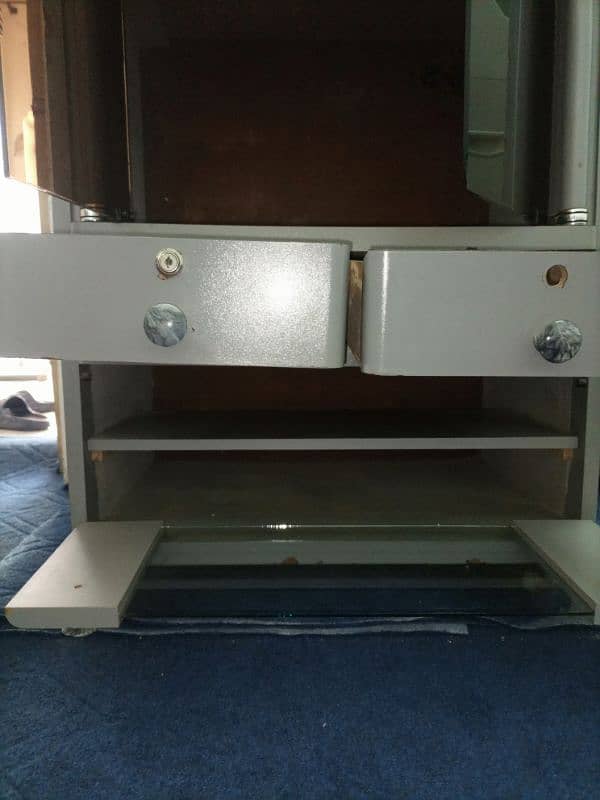 Sony TV + TV trolley for sell , good condition 7