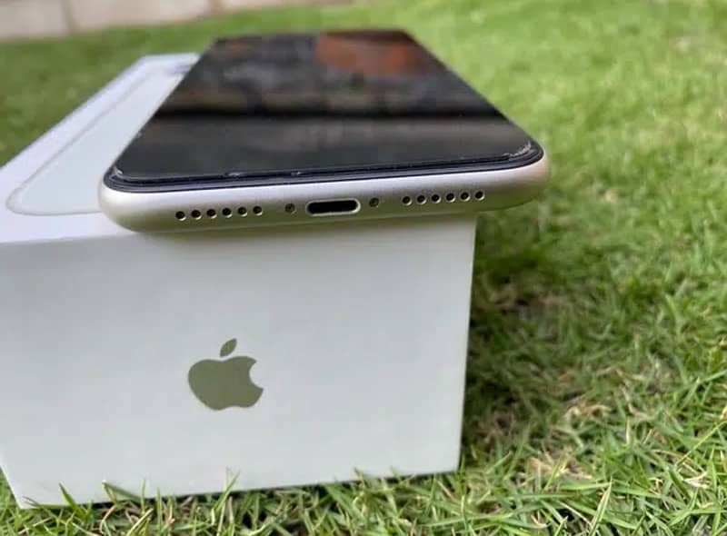 iPhone 11 white 64 gb PTA approved with box 4