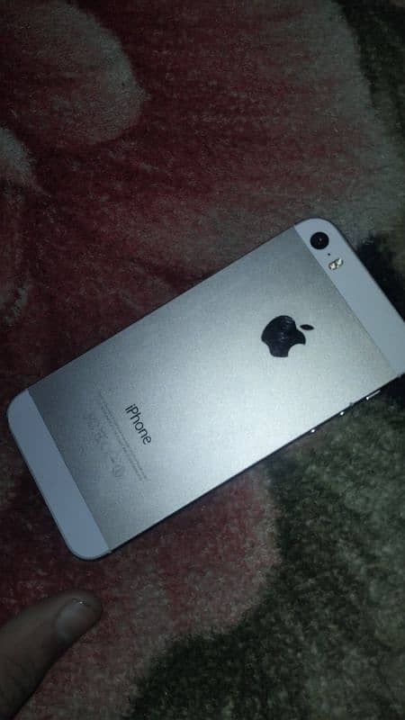 iphone 5S. 32 GB storage. Non Pta. All ok. WhatsApp:03333219090 2