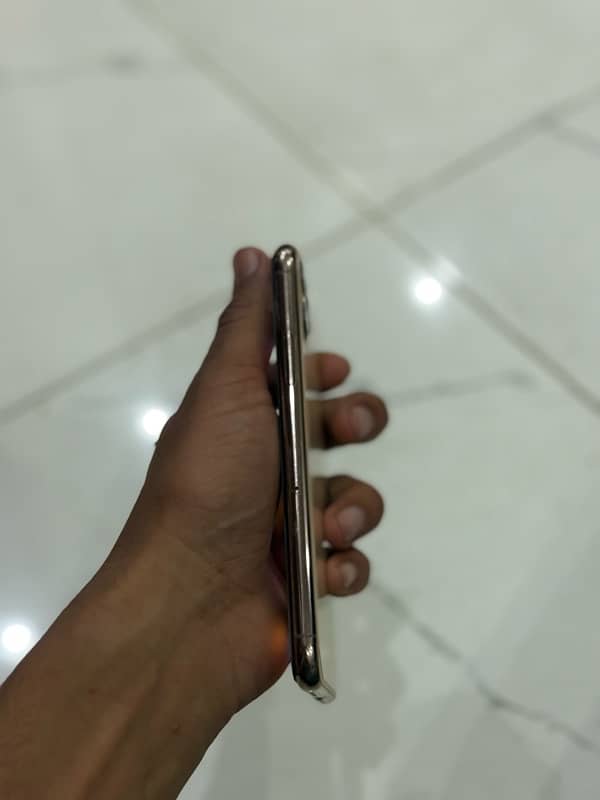 Iphone 11 pro factory unlock 64gb golden colur  whatsap nu 03306505203 0