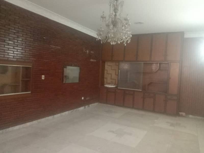 Spacious Lower Portion Is Available In Allama Iqbal Town For rent 0