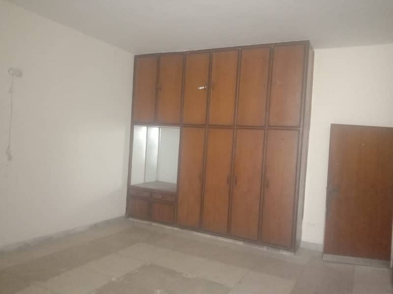 Spacious Lower Portion Is Available In Allama Iqbal Town For rent 7