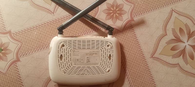 TP-Link router w antina 10/10 condition with charger 1