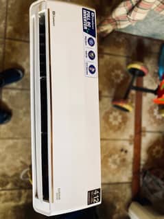 Dawlance AC DC inverter 10/10 condition in full warranty