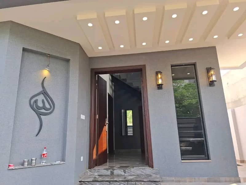 10 Marla Luxury House Available For Rent 12