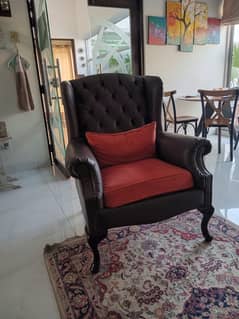 Comfortable wing chair with puffee