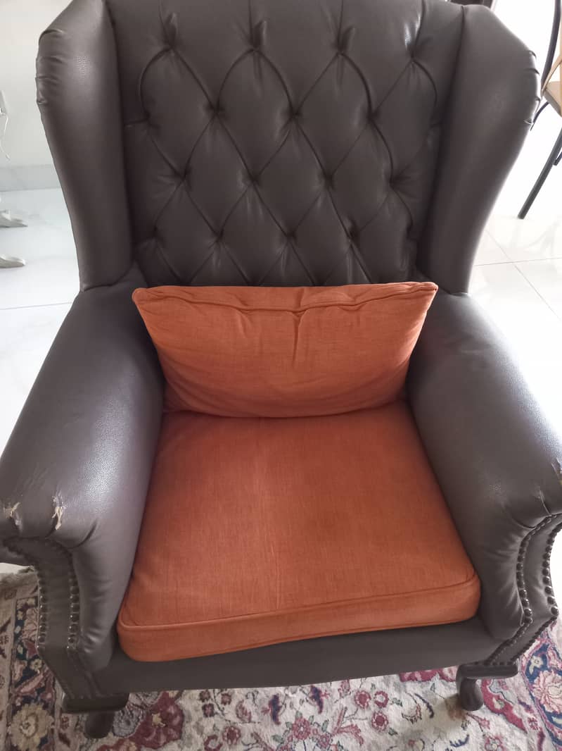 Comfortable wing chair with puffee 1