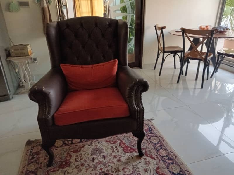 Comfortable wing chair with puffee 3