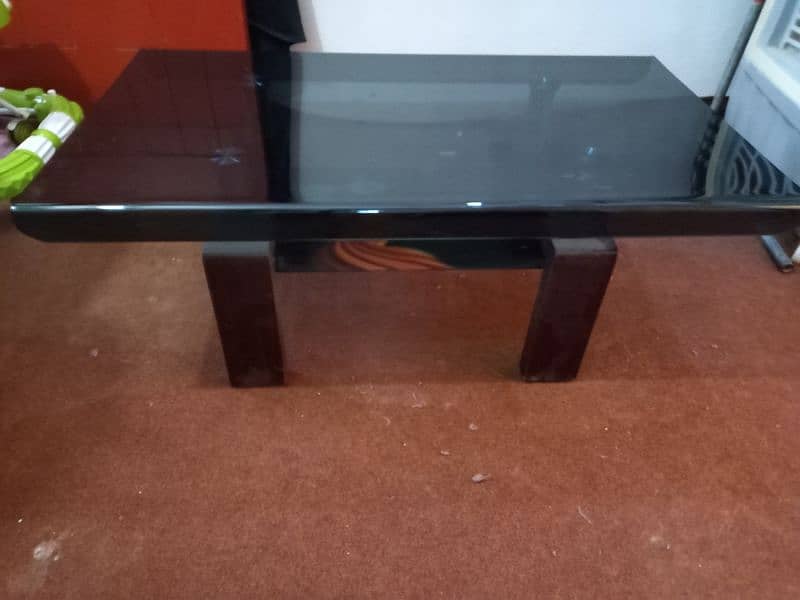 centre table black glass with design in excellent condition 1