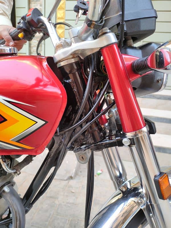 HONDA CG 125 MOTORCYCLE / BIKE 1